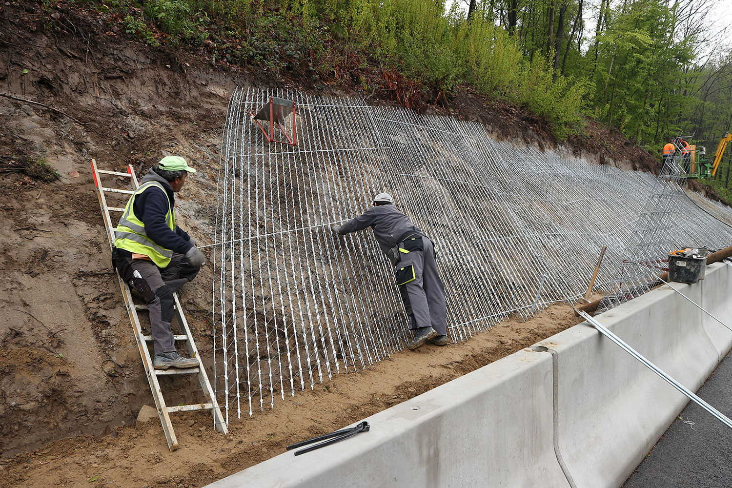 Barras de distribución se introducen horizontalmente dentro del entramado de la malla 3D, con el fin de asegurar la conexión entre la propia malla y las puntas de anclaje.