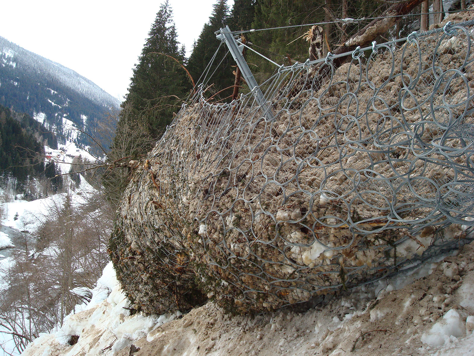 :  Barrera de protección contra avalancha de 3000 kJ, Región de Paznaun, Kappl – Glitterberg, Austria, 2012
